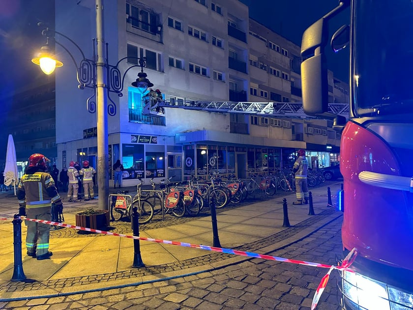 Z "ukrytym pożarem" walczy 5 jednostek straży pożarnej