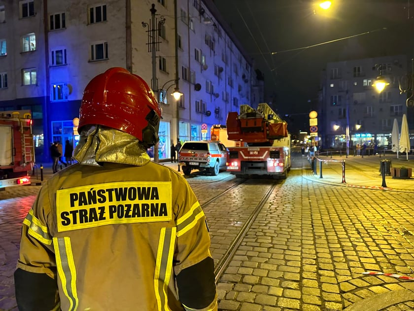 Z "ukrytym pożarem" walczy 5 jednostek straży pożarnej
