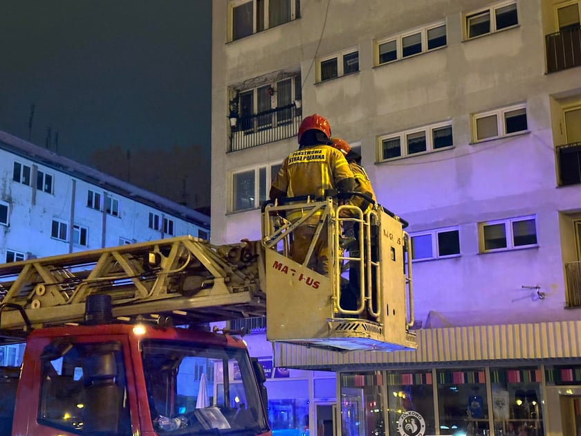 Z "ukrytym pożarem" walczy 5 jednostek straży pożarnej