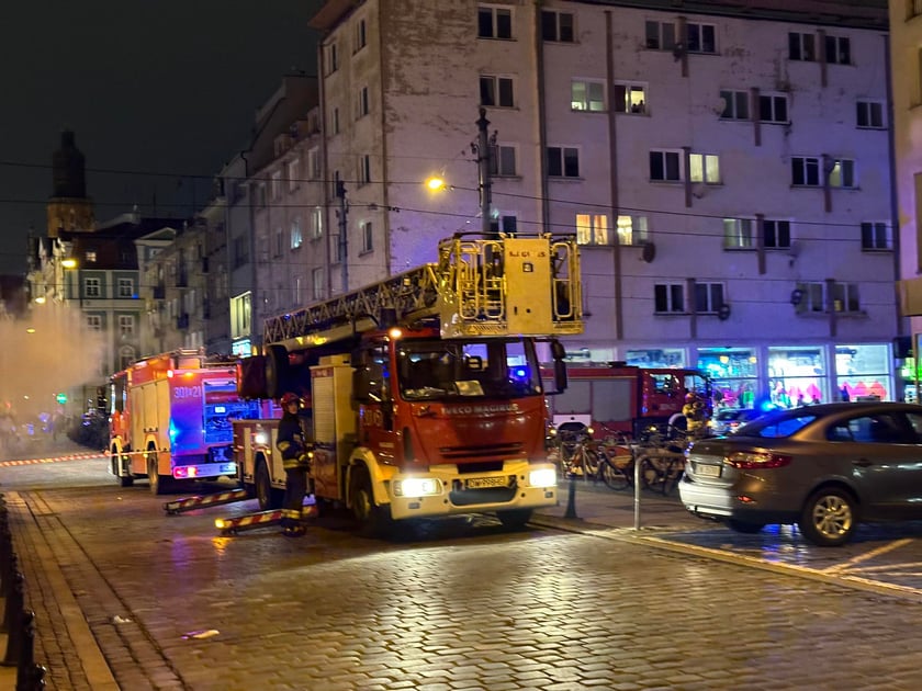 Z "ukrytym pożarem" walczy 5 jednostek straży pożarnej
