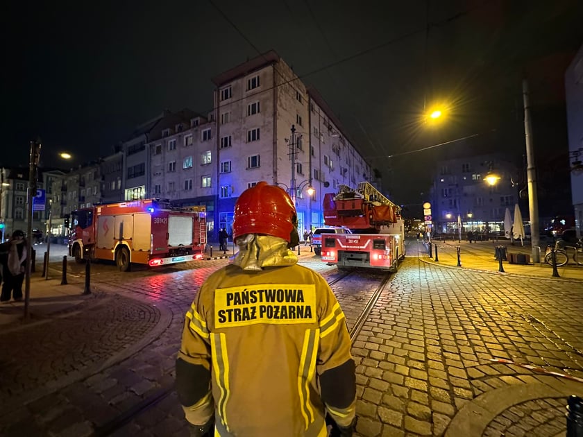 Z "ukrytym pożarem" walczy 5 jednostek straży pożarnej