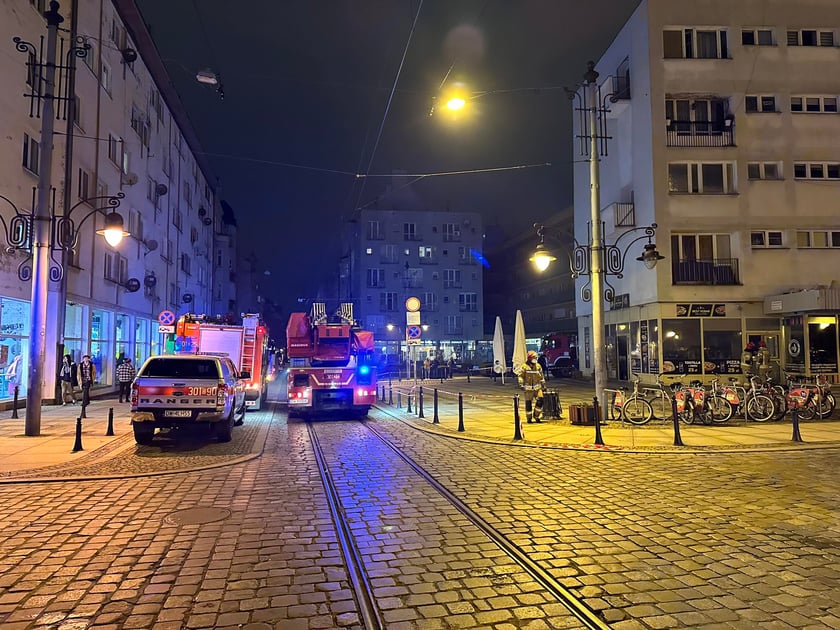Z "ukrytym pożarem" walczy 5 jednostek straży pożarnej