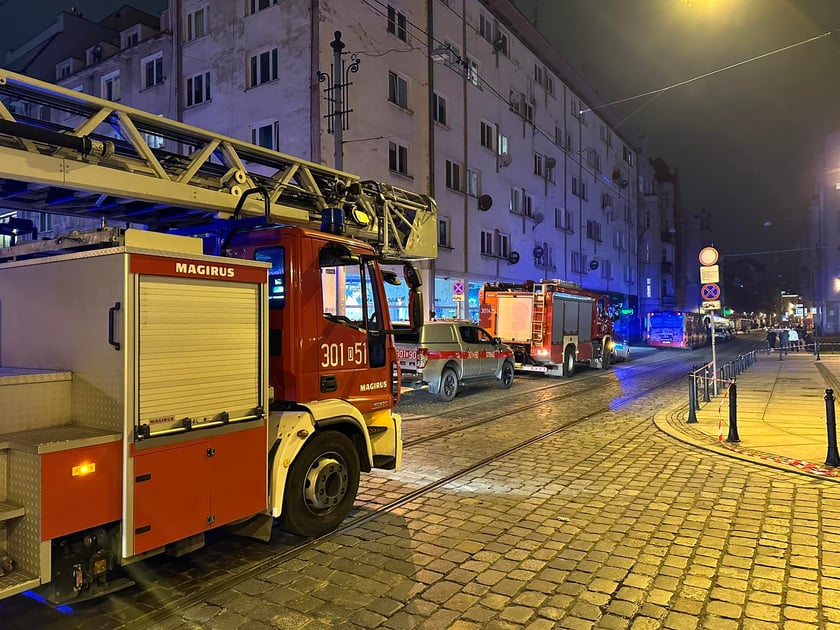 Z "ukrytym pożarem" walczy 5 jednostek straży pożarnej