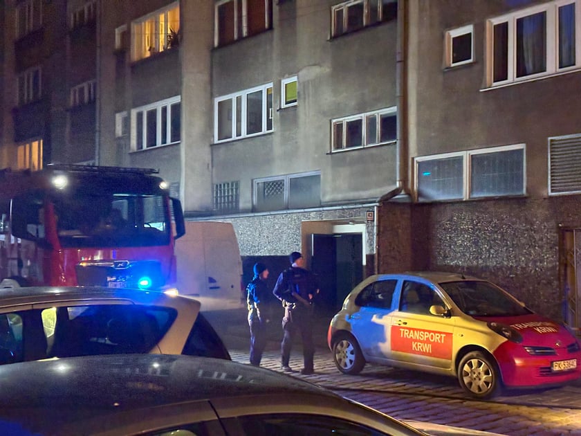 Z "ukrytym pożarem" walczy 5 jednostek straży pożarnej