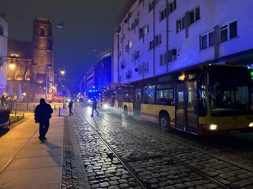 Z "ukrytym pożarem" walczy 5 jednostek straży pożarnej