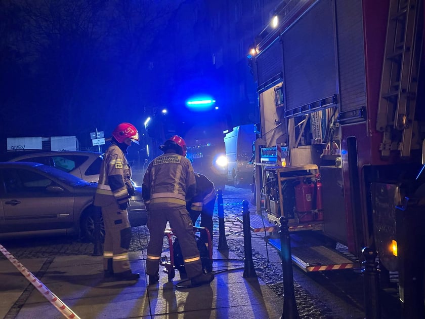 Z "ukrytym pożarem" walczy 5 jednostek straży pożarnej