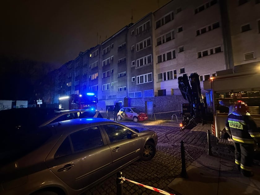 Z "ukrytym pożarem" walczy 5 jednostek straży pożarnej