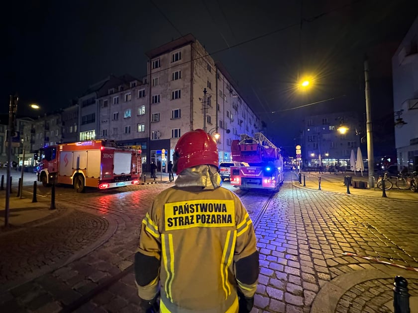 Z "ukrytym pożarem" walczy 5 jednostek straży pożarnej