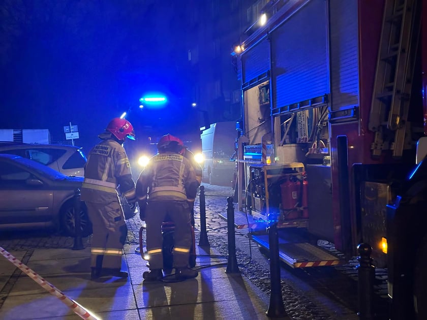 Z "ukrytym pożarem" walczy 5 jednostek straży pożarnej