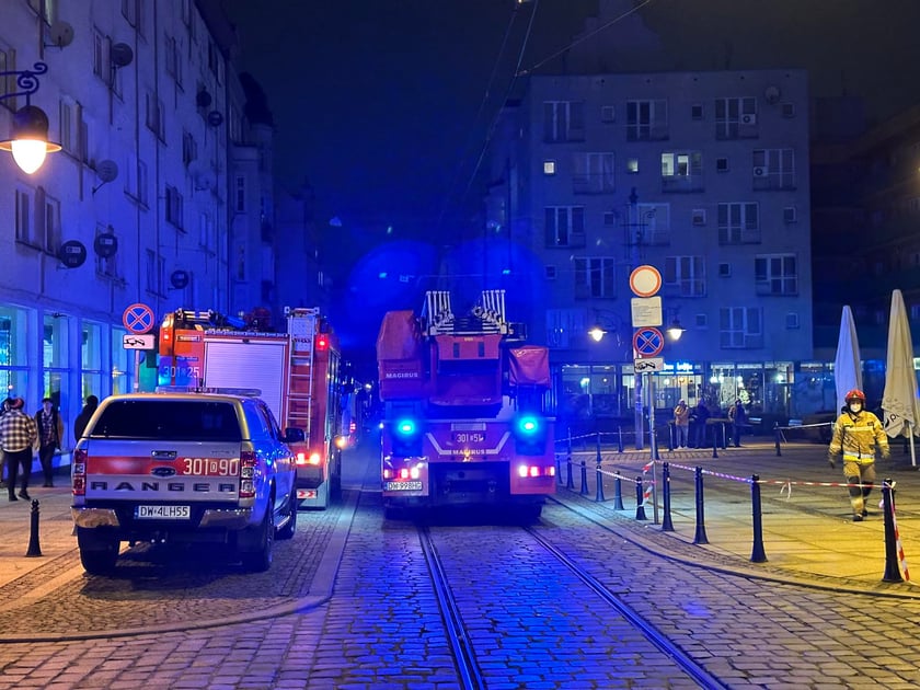 Z "ukrytym pożarem" walczy 5 jednostek straży pożarnej