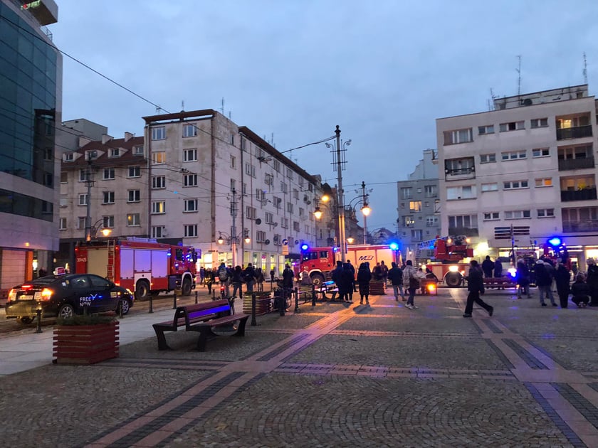 Z "ukrytym pożarem" walczy 5 jednostek straży pożarnej