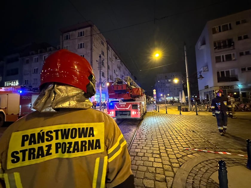 Z "ukrytym pożarem" walczy 5 jednostek straży pożarnej