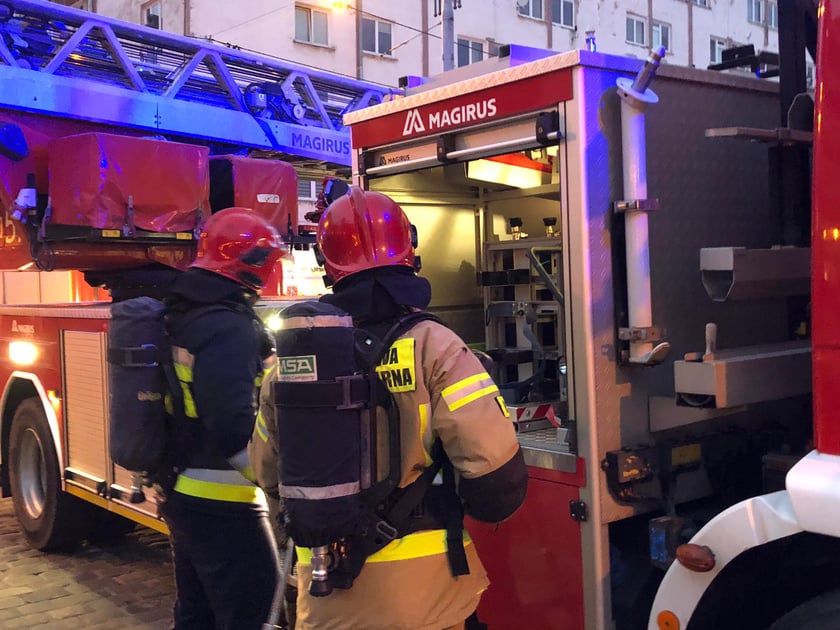 Z "ukrytym pożarem" walczy 5 jednostek straży pożarnej