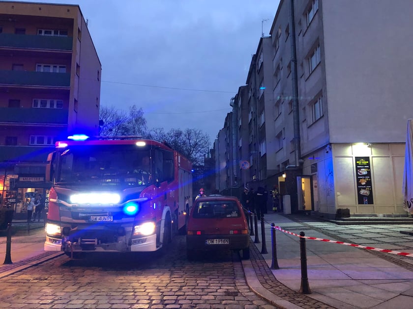 Z "ukrytym pożarem" walczy 5 jednostek straży pożarnej
