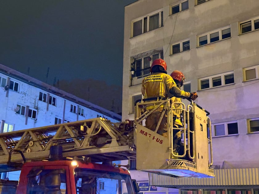 Z "ukrytym pożarem" walczy 5 jednostek straży pożarnej