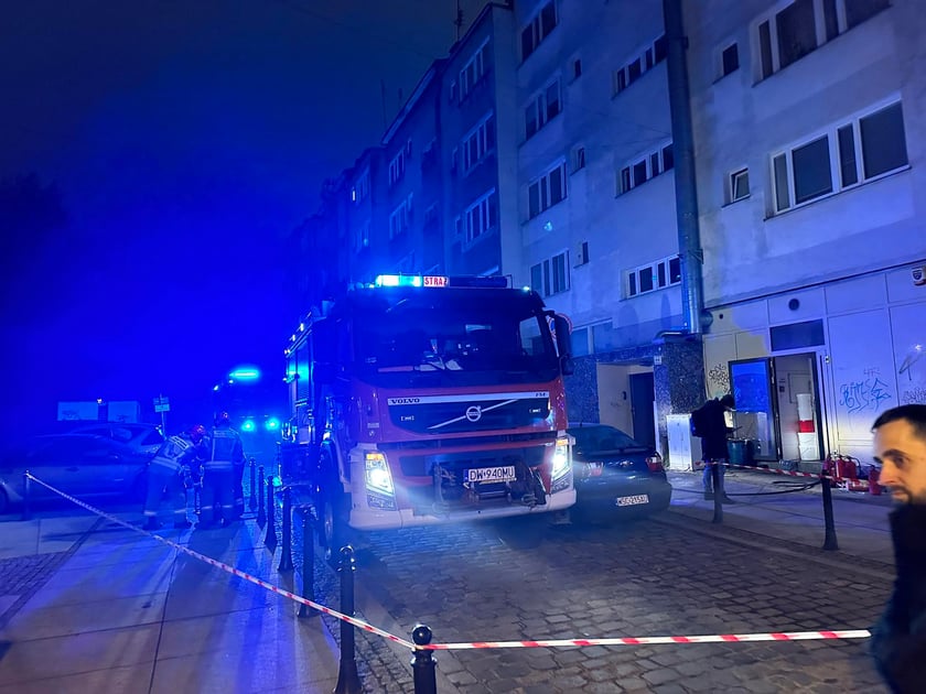 Z "ukrytym pożarem" walczy 5 jednostek straży pożarnej