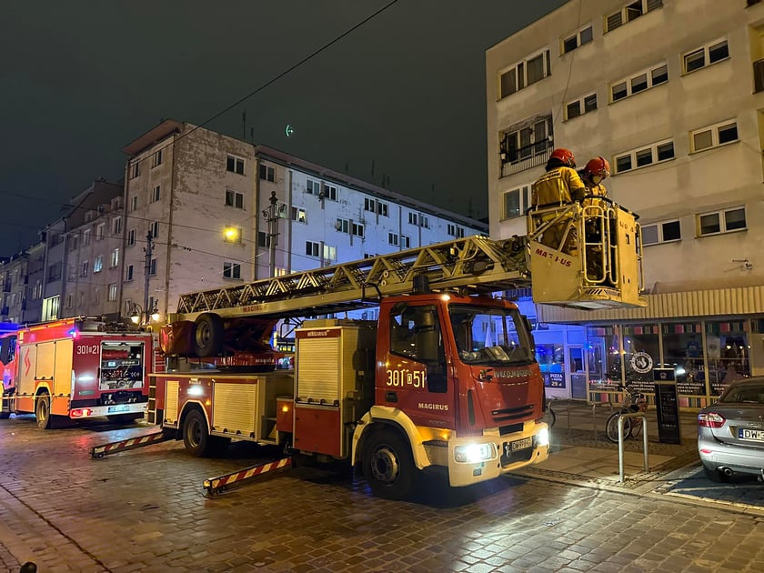 Z "ukrytym pożarem" walczy 5 jednostek straży pożarnej