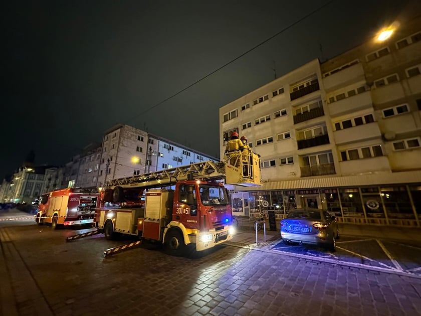 Z "ukrytym pożarem" walczy 5 jednostek straży pożarnej