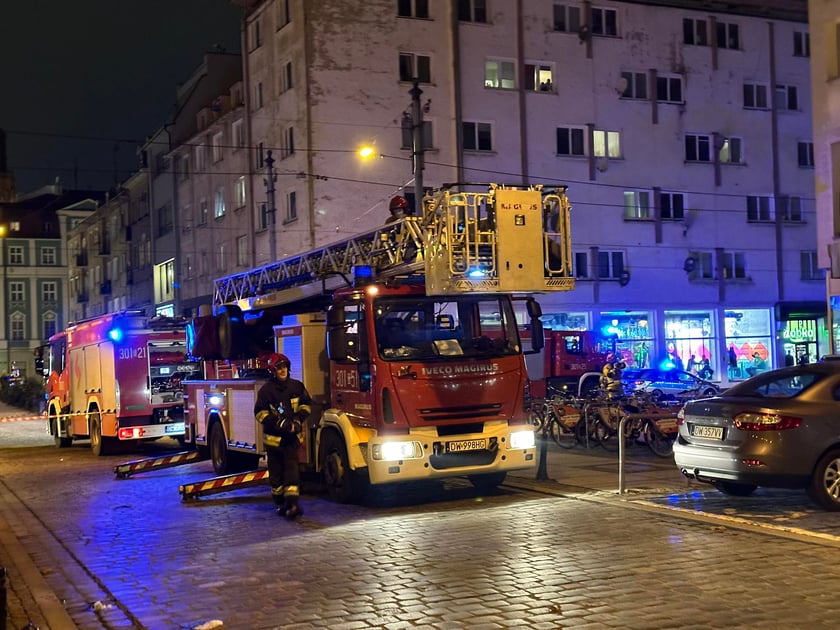 Z "ukrytym pożarem" walczy 5 jednostek straży pożarnej