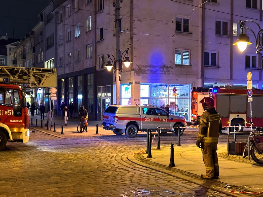 Z "ukrytym pożarem" walczy 5 jednostek straży pożarnej