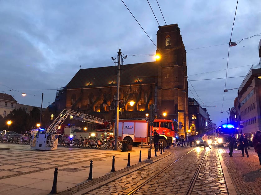 Z "ukrytym pożarem" walczy 5 jednostek straży pożarnej