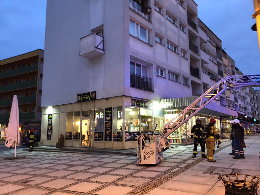 Z "ukrytym pożarem" walczy 5 jednostek straży pożarnej