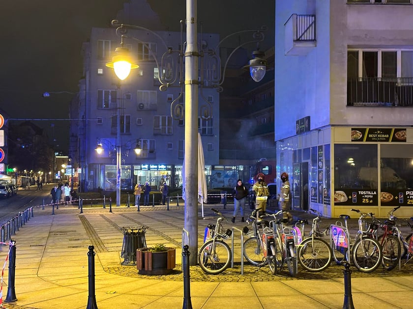 Z "ukrytym pożarem" walczy 5 jednostek straży pożarnej