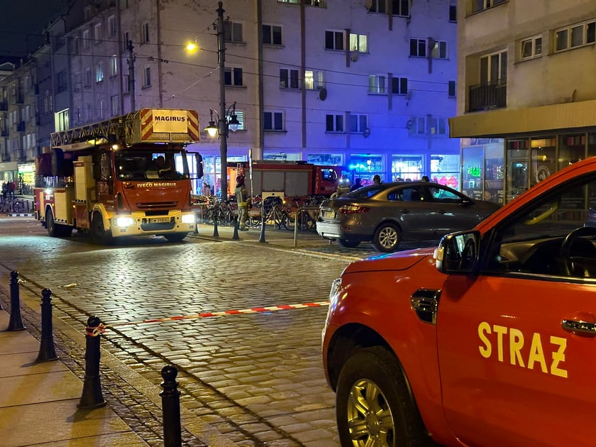 Z "ukrytym pożarem" walczy 5 jednostek straży pożarnej