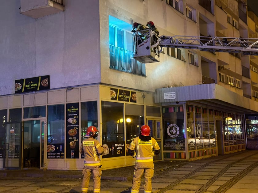 Z "ukrytym pożarem" walczy 5 jednostek straży pożarnej