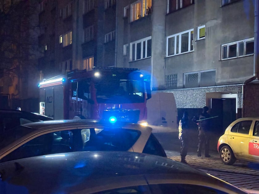 Z "ukrytym pożarem" walczy 5 jednostek straży pożarnej