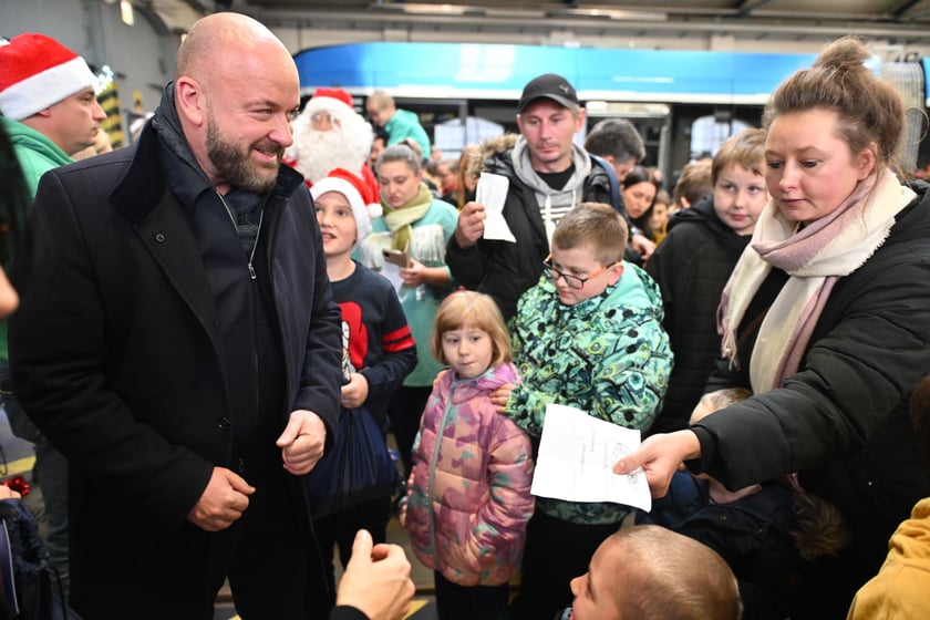 Spotkanie świąteczne z rozdawaniem paczek na zajezdni tramwajowej Borek.