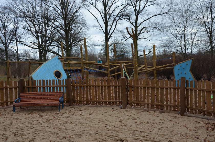 plac zabaw w parku Biskupińskim po przebudowie, grudzień 2023