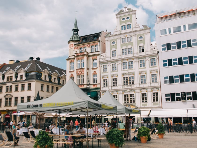 Kamienica Oppenheim&oacute;w przy pl. Solnym 4 po remoncie.&nbsp;Zielona fasada z lat 90. XX wieku została przeprojektowana, zachowując swoją kolorystykę dopasowaną do barokowego stylu budynku.