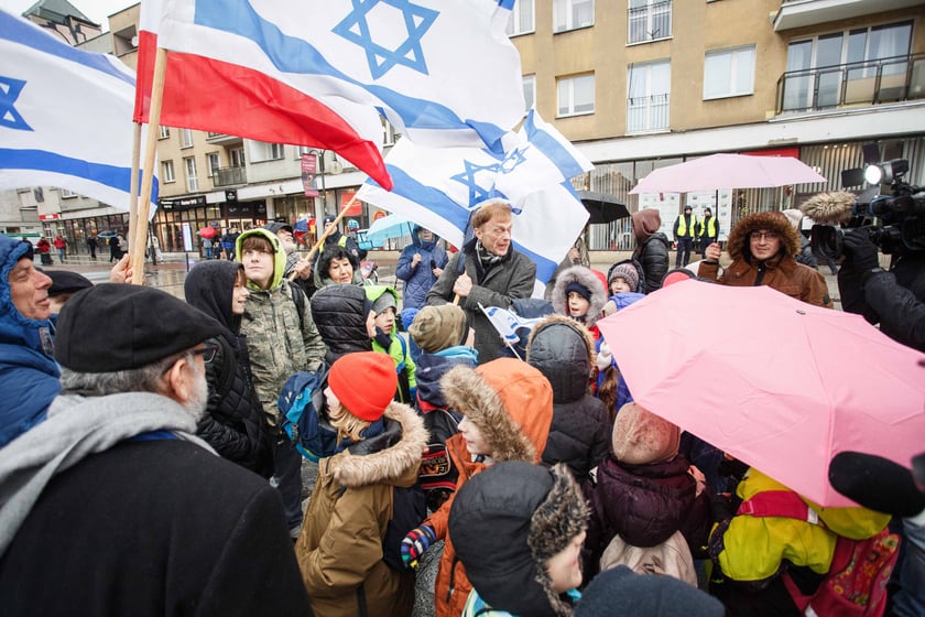 Naczelny rabin Polski przyjechał do Wrocławia, aby spotkać się z młodzieżą pod zniszczoną niedawno Chanukiją