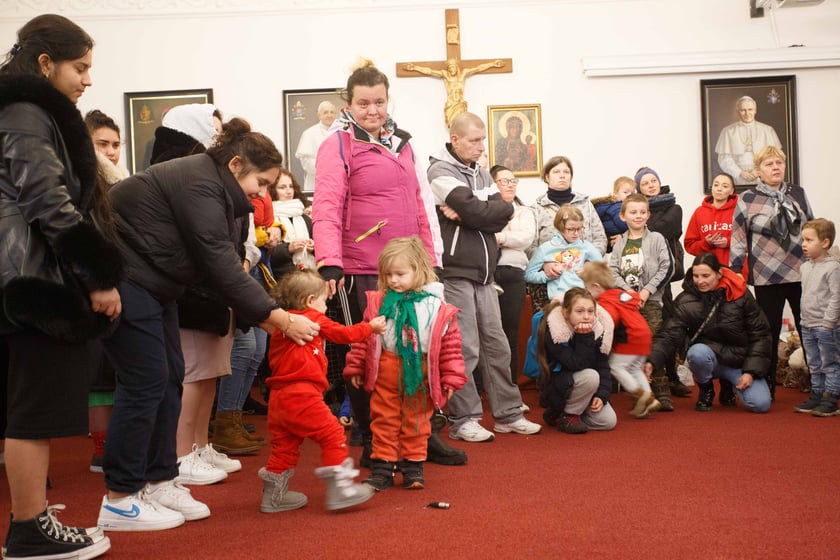 Wręczenie prezentu dla potrzebujących dzieci w ramach akcji Nasza Paka zorganizowanej przez wrocławski Caritas
