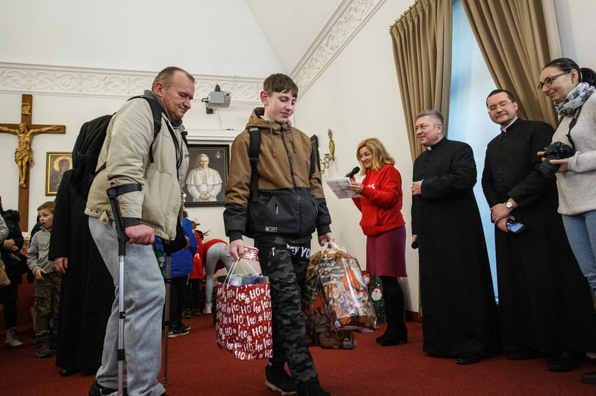 Wręczenie prezentu dla potrzebujących dzieci w ramach akcji Nasza Paka zorganizowanej przez wrocławski Caritas