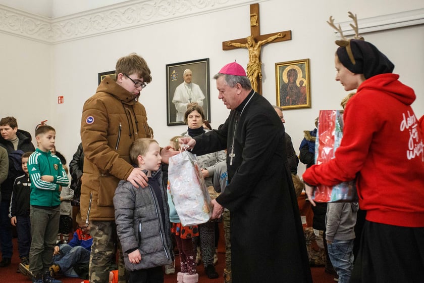 Wręczenie prezentu dla potrzebujących dzieci w ramach akcji Nasza Paka zorganizowanej przez wrocławski Caritas