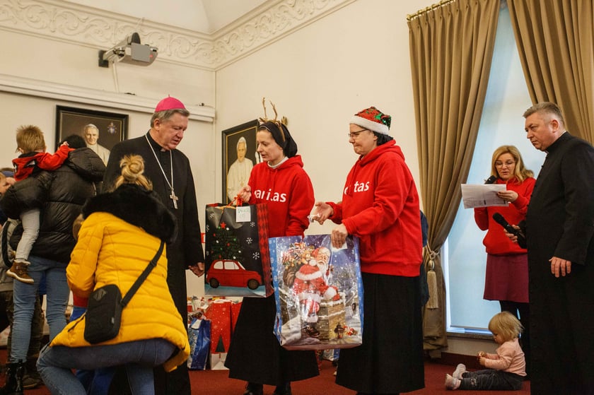 Wręczenie prezentu dla potrzebujących dzieci w ramach akcji Nasza Paka zorganizowanej przez wrocławski Caritas