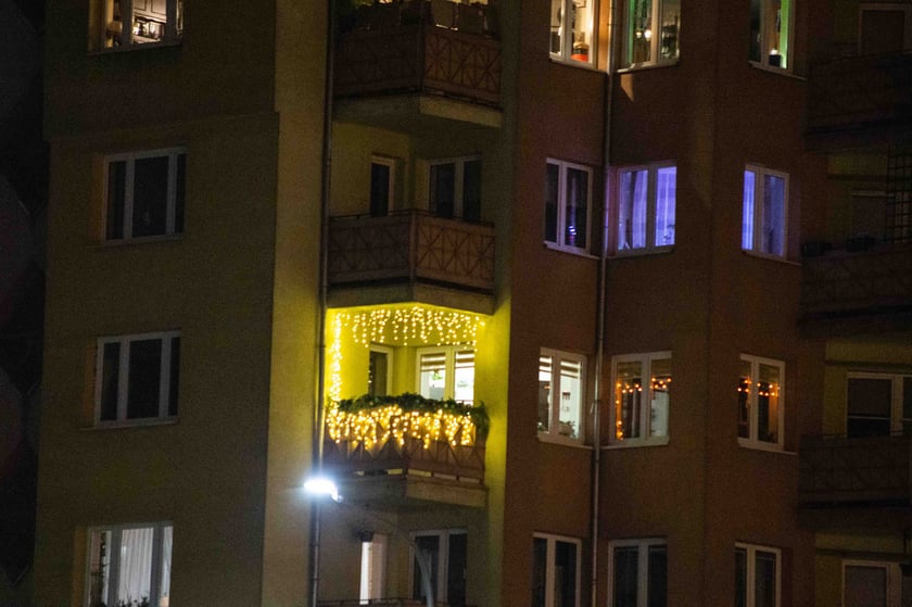 Świąteczne ozdoby w oknach i na balkonach