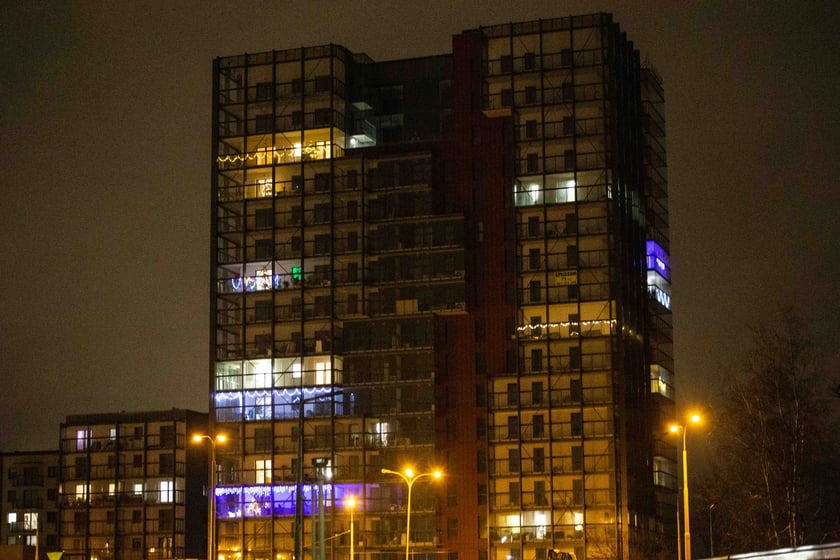 Świąteczne ozdoby w oknach i na balkonach