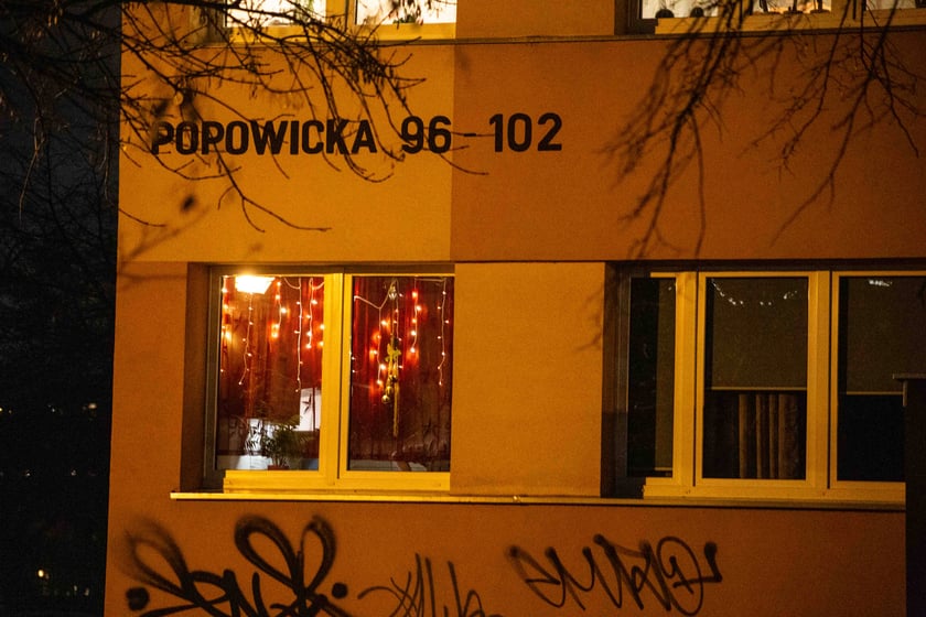 Świąteczne ozdoby w oknach i na balkonach