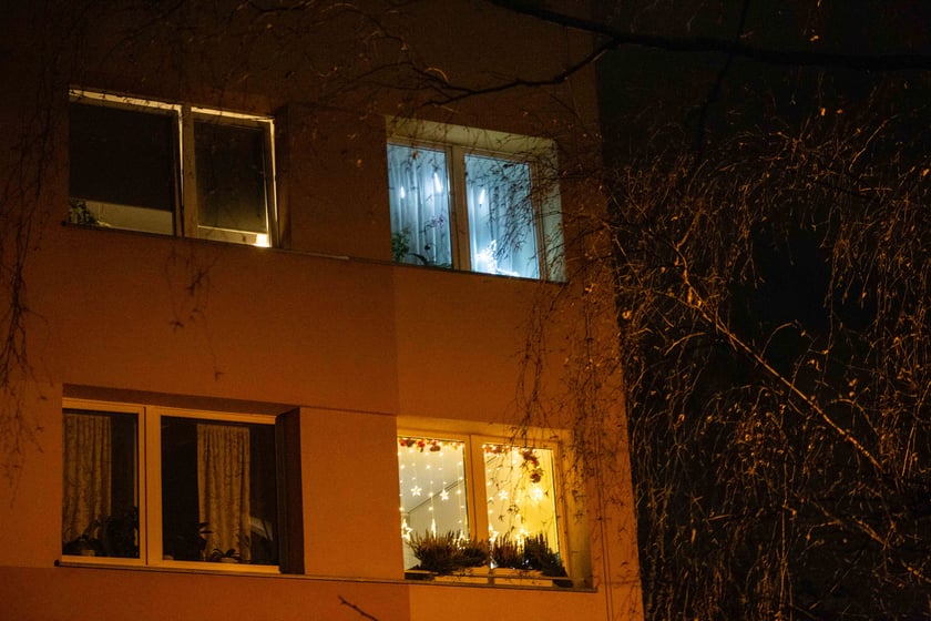 Świąteczne ozdoby w oknach i na balkonach