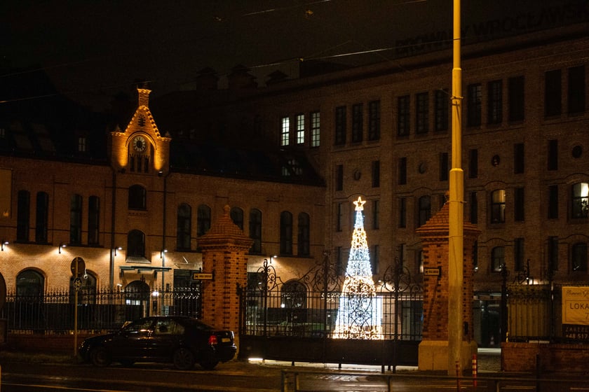Świąteczne ozdoby w oknach i na balkonach