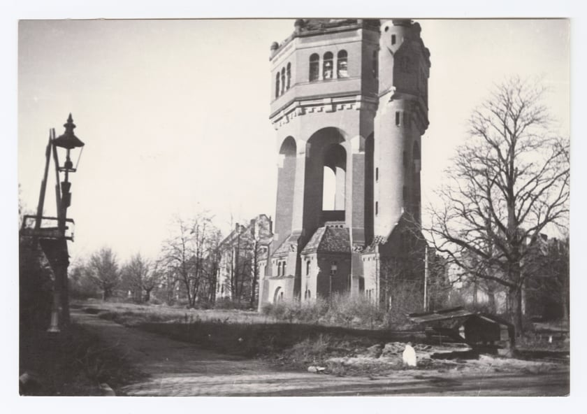 Wieża ciśnień na Wiśniowej, 1946