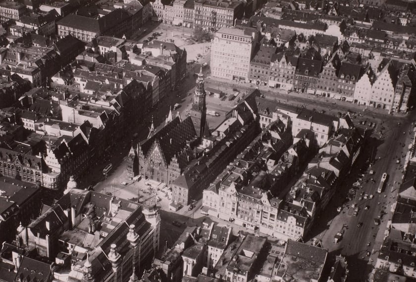 1938, Widok na Rynek i plac Solny od strony wschodniej. Widać nawet tramwaje