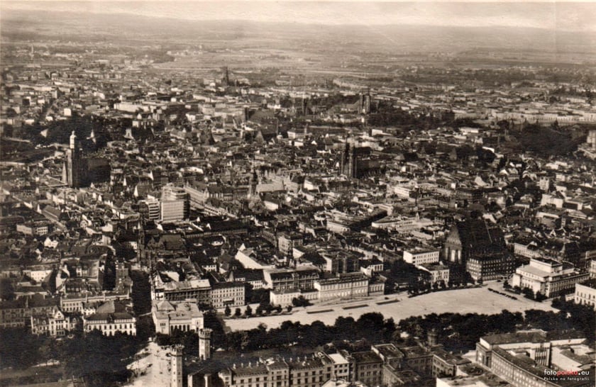 Lata 1930-1935, Na pierwszym planie plac Wolności