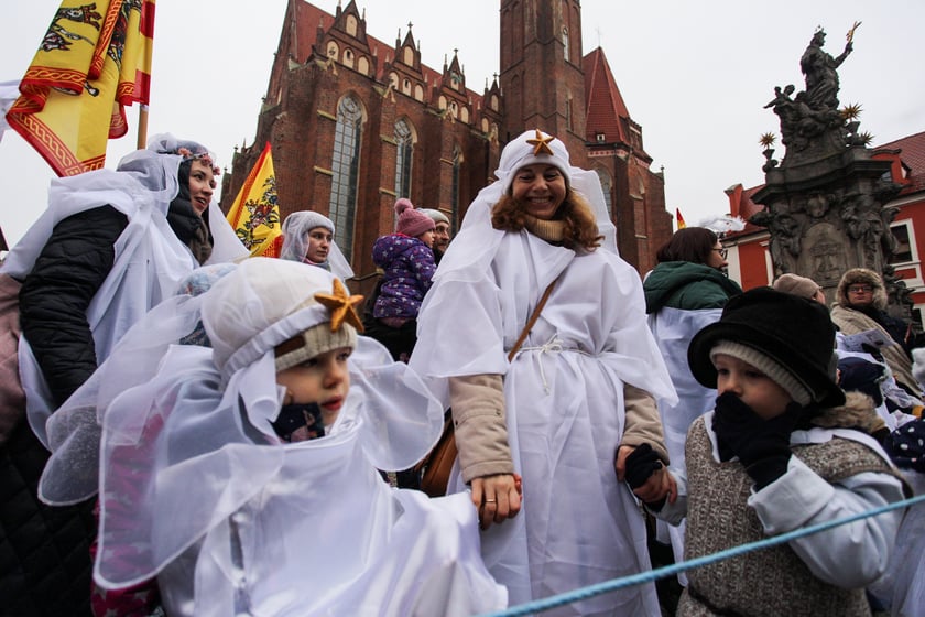 Uczestnicy Orszaku Trzech Króli 2024