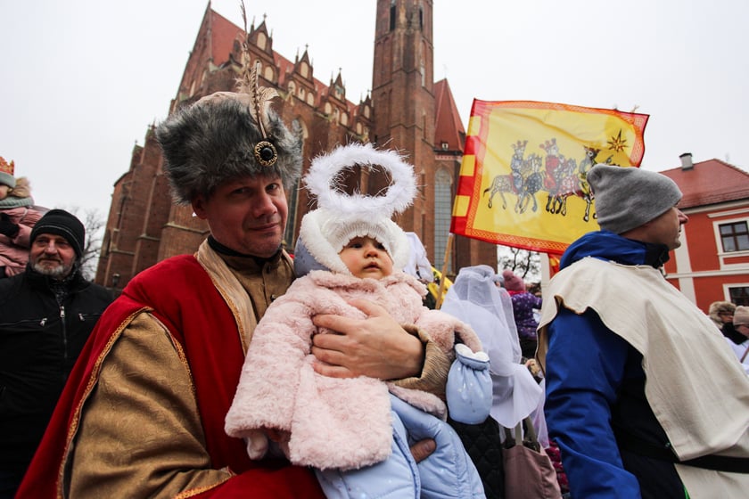 Uczestnicy Orszaku Trzech Króli 2024