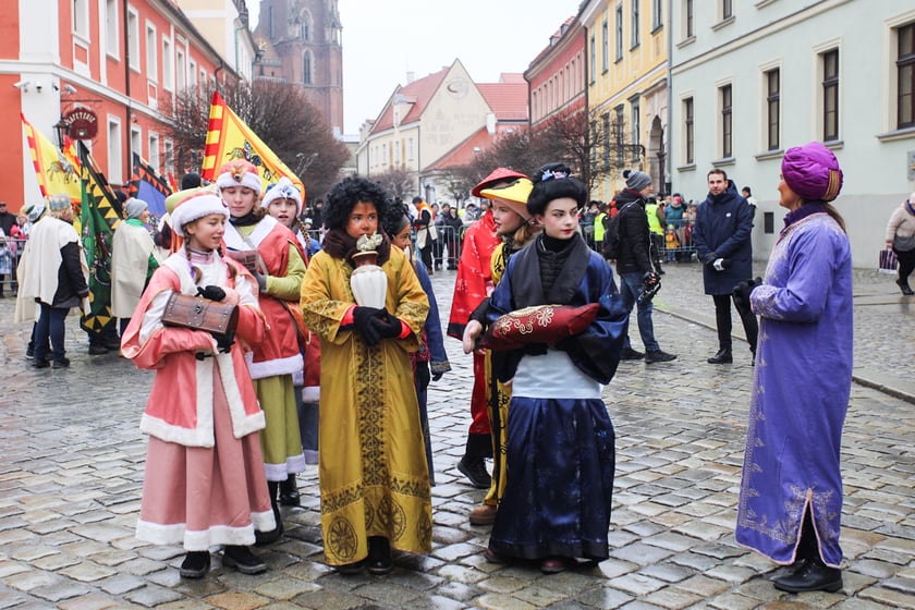 Uczestnicy Orszaku Trzech Króli 2024