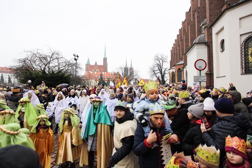 Uczestnicy Orszaku Trzech Króli 2024